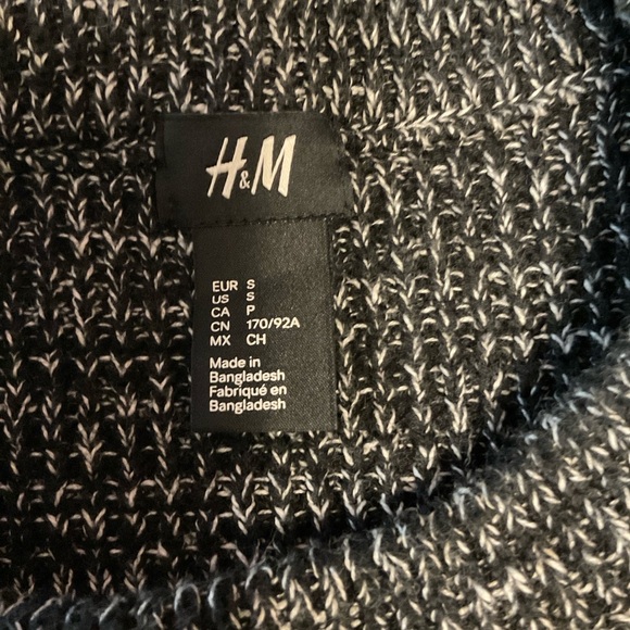 H&M Men's Charcoal Crewneck Sweater - Picture 4 of 5